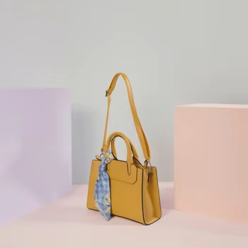 Ylellinen naisten nahkainen käsilaukku yksittäinen olkalaukku säädettävällä hihnalla. Lady crossbody laukku vetoketjulla